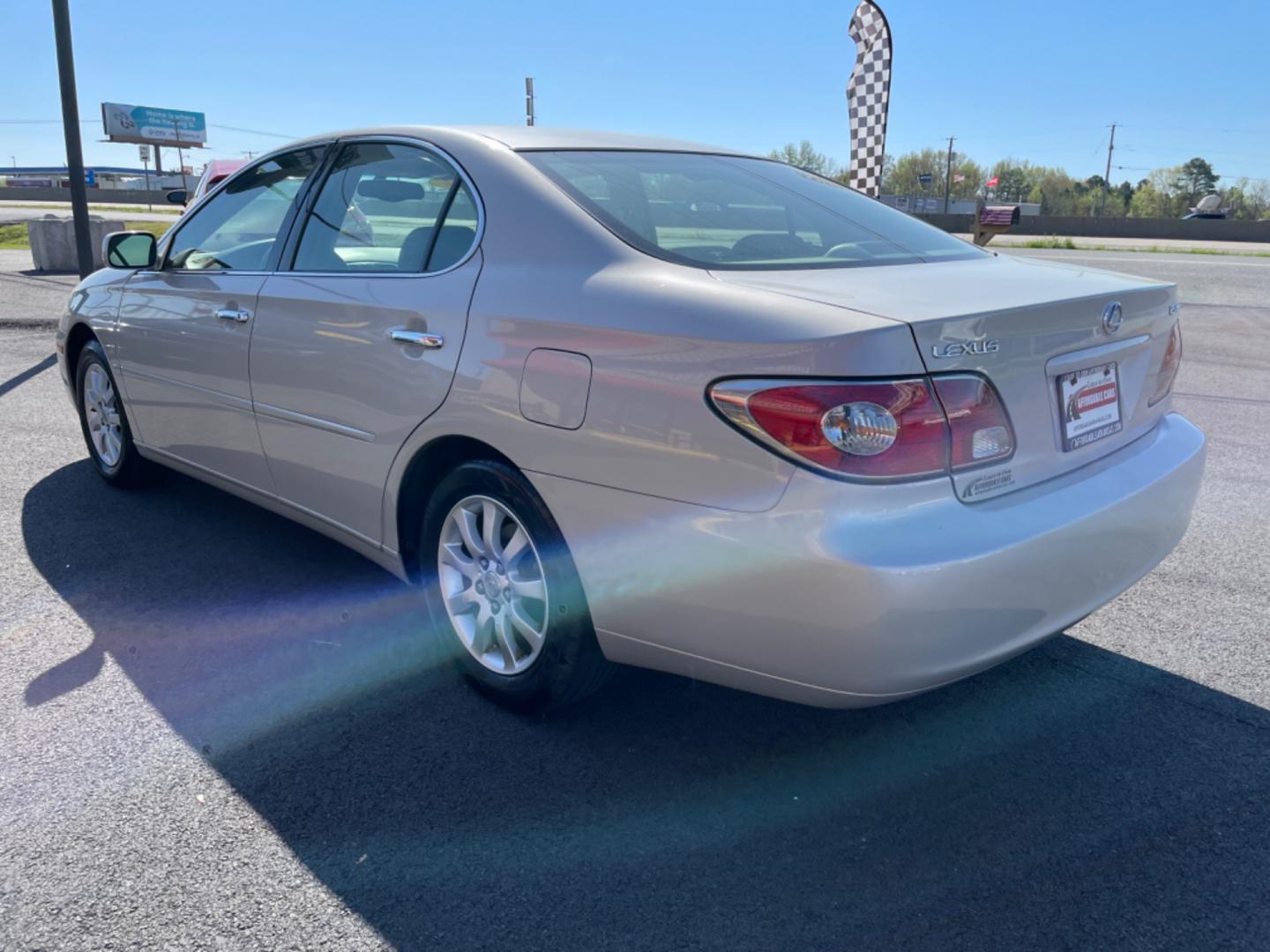 2002 Silver Lexus ES (JTHBF30GX20) with an V6, 3.0 Liter engine, Automatic, 5-Spd w/Overdrive transmission, located at 8008 Warden Rd, Sherwood, AR, 72120, (501) 801-6100, 34.830078, -92.186684 - Photo#5